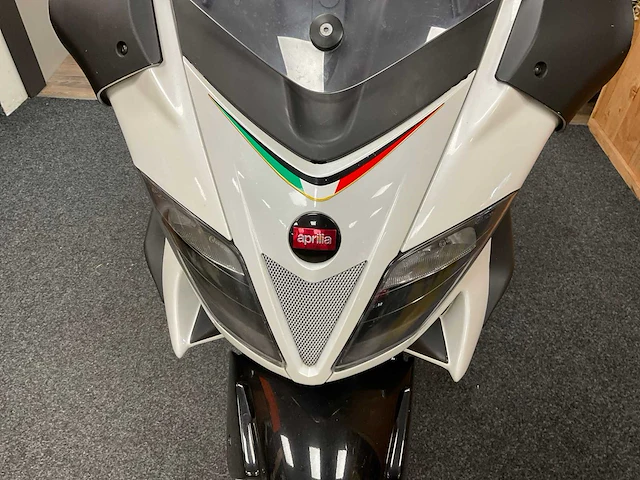 Aprilia scooter 300ie motorfiets - afbeelding 8 van  16