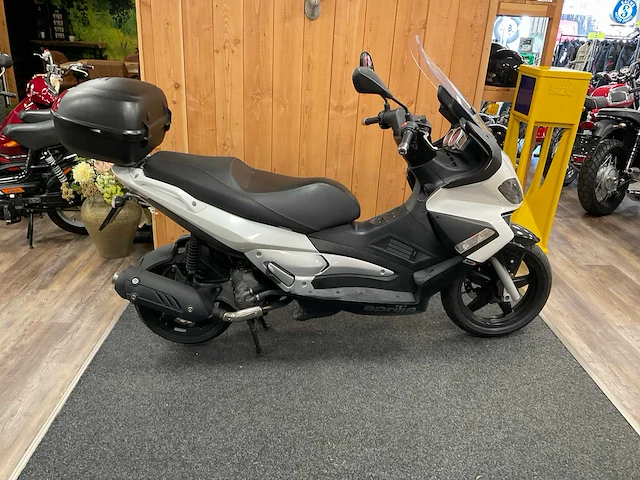 Aprilia scooter 300ie motorfiets - afbeelding 1 van  16