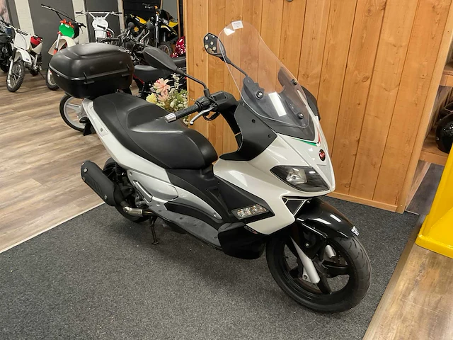 Aprilia scooter 300ie motorfiets - afbeelding 9 van  16