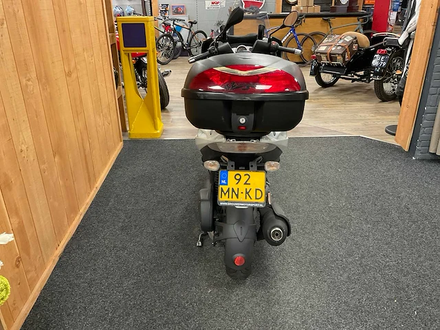 Aprilia scooter 300ie motorfiets - afbeelding 11 van  16