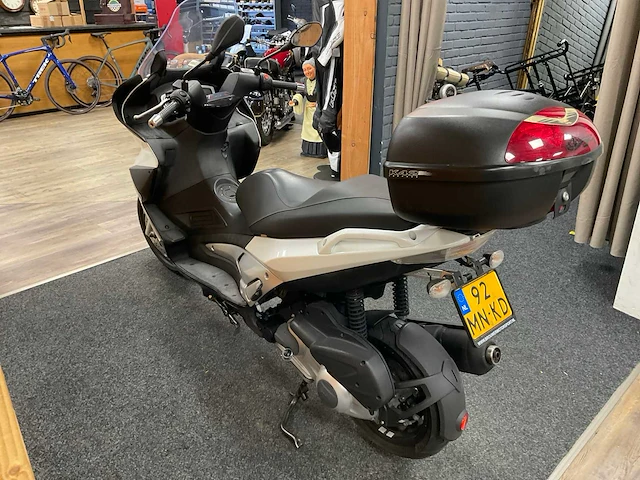 Aprilia scooter 300ie motorfiets - afbeelding 12 van  16