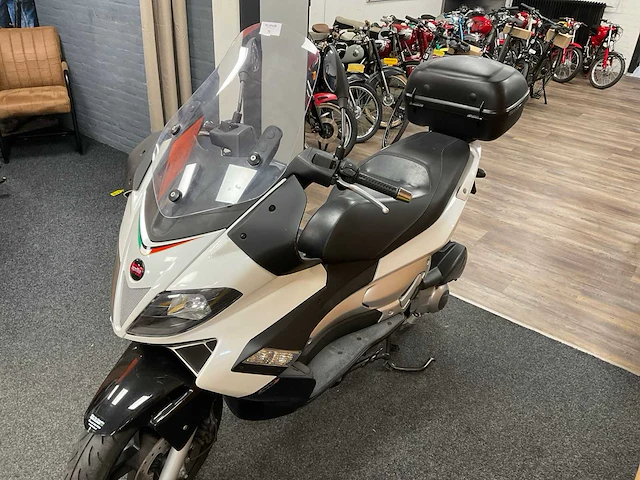 Aprilia scooter 300ie motorfiets - afbeelding 13 van  16