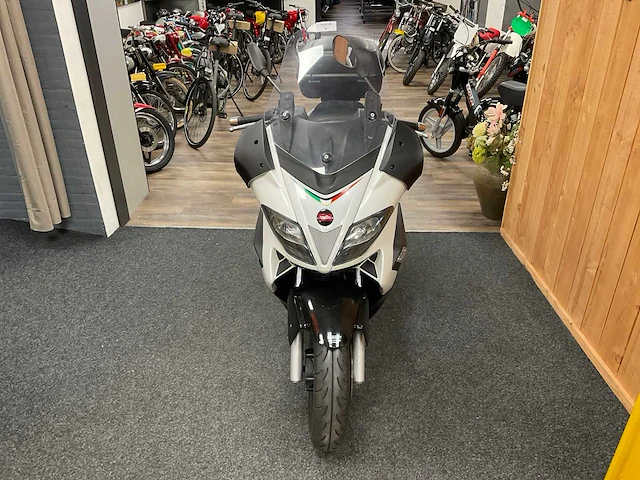 Aprilia scooter 300ie motorfiets - afbeelding 14 van  16