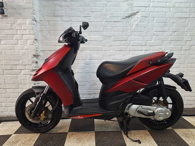 Aprilia sr motard 45 km bromscooter 2takt dtt49g - afbeelding 1 van  7