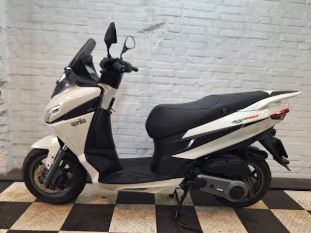 Aprilia sxr50 45 km bromscooter 4takt - afbeelding 1 van  7