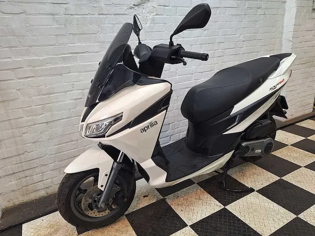 Aprilia sxr50 45 km bromscooter 4takt - afbeelding 2 van  7