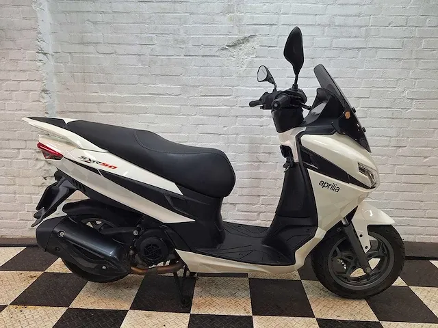 Aprilia sxr50 45 km bromscooter 4takt - afbeelding 5 van  7