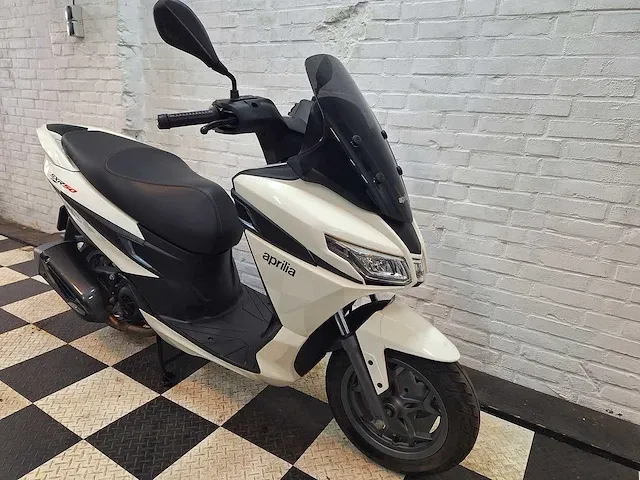 Aprilia sxr50 45 km bromscooter 4takt - afbeelding 6 van  7