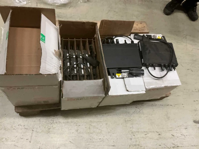 Apsystems microinverter yc600 (17x) - afbeelding 3 van  5