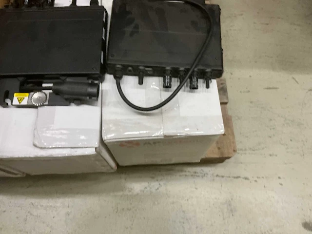 Apsystems microinverter yc600 (17x) - afbeelding 4 van  5