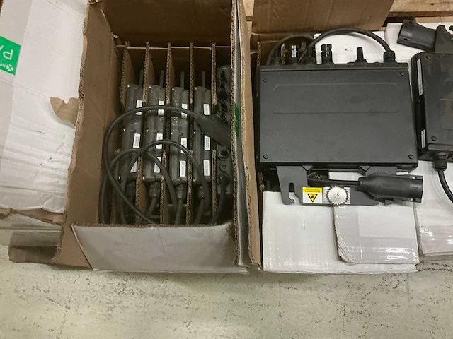 Apsystems microinverter yc600 (17x) - afbeelding 5 van  5