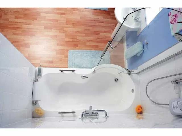 Aquamarina instap spa bad met lift - afbeelding 2 van  3