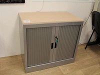 Archiefkast 80 x 45 x 74 cm met twee afsluitbare roldeuren met sleutel. - afbeelding 1 van  2
