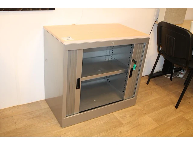 Archiefkast 80 x 45 x 74 cm met twee afsluitbare roldeuren met sleutel. - afbeelding 2 van  2