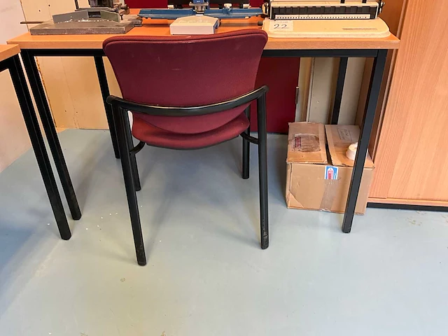 Archiefkast en werktafel met stoelen (2x) - afbeelding 5 van  7