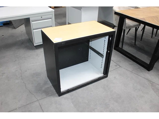 Archiefkast met houten topblad en roldeur. afmeting 80 x 45x 75 cm. - afbeelding 1 van  2