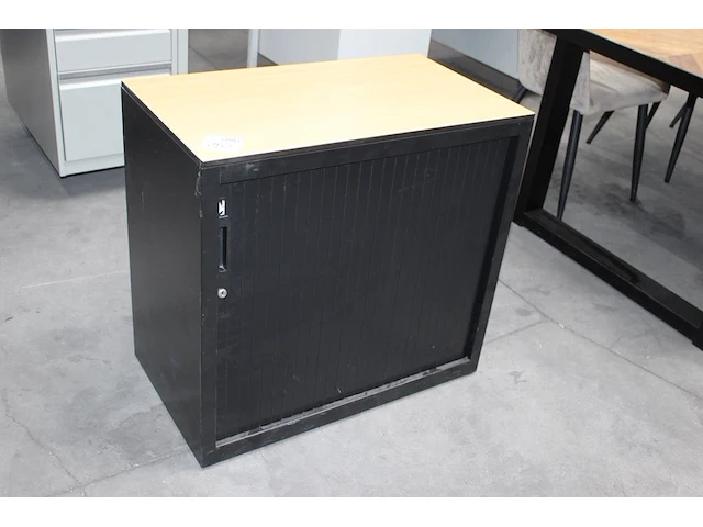 Archiefkast met houten topblad en roldeur. afmeting 80 x 45x 75 cm. - afbeelding 2 van  2