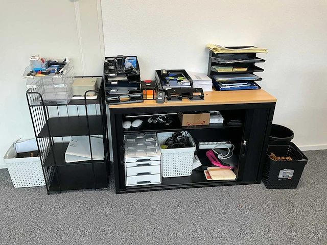 Archiefkast met kantoorartikelen - afbeelding 1 van  8