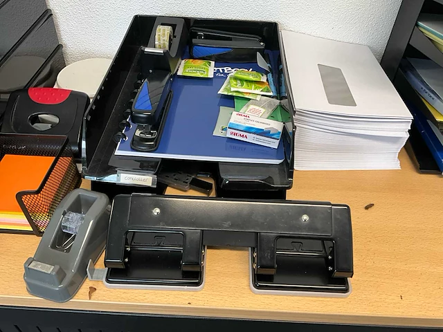 Archiefkast met kantoorartikelen - afbeelding 5 van  8