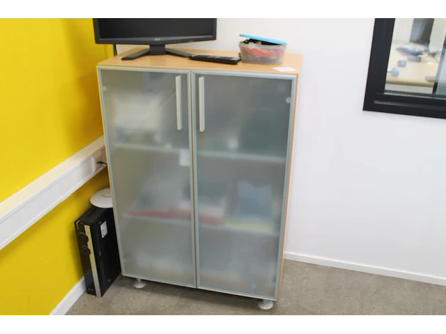 Archiefkast met melkglazen deuren. afmeting 80 x 42 x 117 cm. let op: exclusief inhoud. - afbeelding 1 van  3