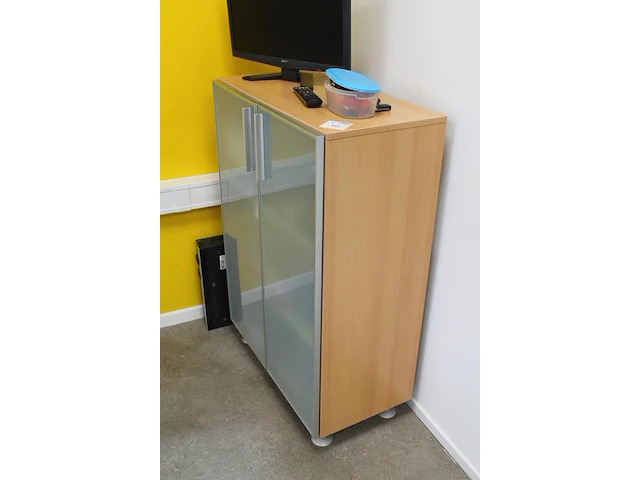 Archiefkast met melkglazen deuren. afmeting 80 x 42 x 117 cm. let op: exclusief inhoud. - afbeelding 2 van  3