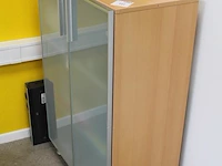 Archiefkast met melkglazen deuren. afmeting 80 x 42 x 117 cm. let op: exclusief inhoud. - afbeelding 2 van  3
