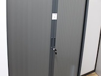 Archiefkast met twee roldeuren. afmeting 120 x 43 x 198 cm. let op: excl. inhoud. - afbeelding 2 van  3
