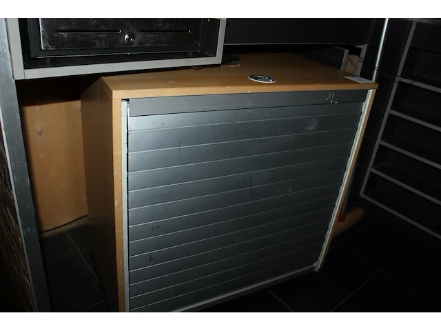 Archiefkast met verticale roldeur. afmeting 80 x 45 x 80 cm. let op: exclusief inhoud. - afbeelding 1 van  2