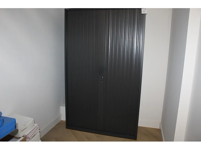 Archiefkast triumph met 2 roldeuren. afmeting 120 x 47 x 198 cm. let op: exclusief inhoud. - afbeelding 1 van  2