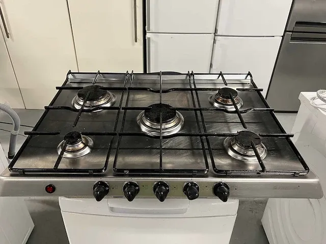 Ariston - aeg koelkast + ariston inbouw 5 pits gaskookstel rvs + ok tv - afbeelding 8 van  10