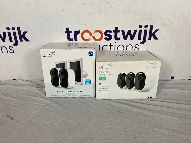 Arlo essential 2k draadloze beveiligingscamera | arlo essential spotlight 3-pack wit - afbeelding 2 van  3