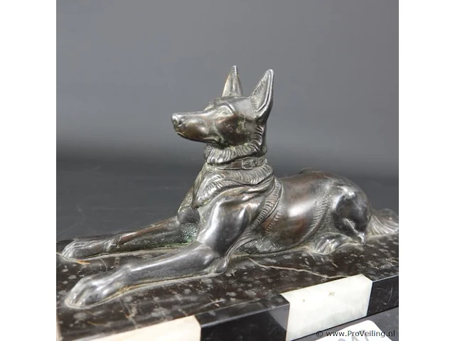 Art-deco bronzen hond op marmerplaveid basement - afbeelding 2 van  5