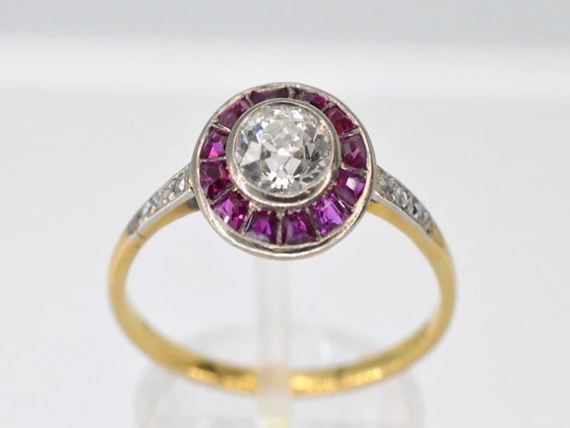 Art deco geelgouden ring met centrale diamant omringd door robijn - afbeelding 1 van  7