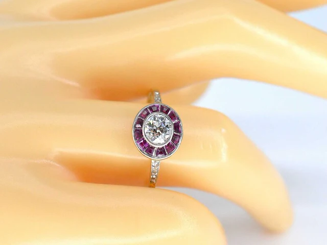 Art deco geelgouden ring met centrale diamant omringd door robijn - afbeelding 2 van  7