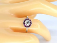 Art deco geelgouden ring met centrale diamant omringd door robijn - afbeelding 2 van  7