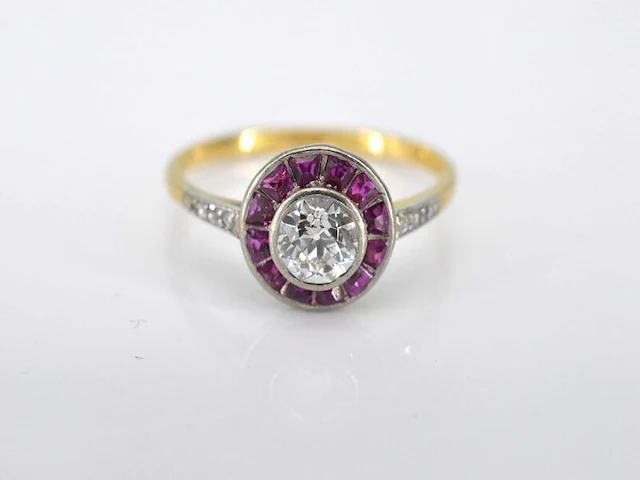 Art deco geelgouden ring met centrale diamant omringd door robijn - afbeelding 3 van  7