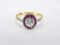 Art deco geelgouden ring met centrale diamant omringd door robijn - afbeelding 3 van  7