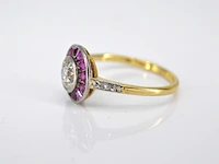 Art deco geelgouden ring met centrale diamant omringd door robijn - afbeelding 4 van  7