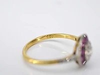 Art deco geelgouden ring met centrale diamant omringd door robijn - afbeelding 5 van  7