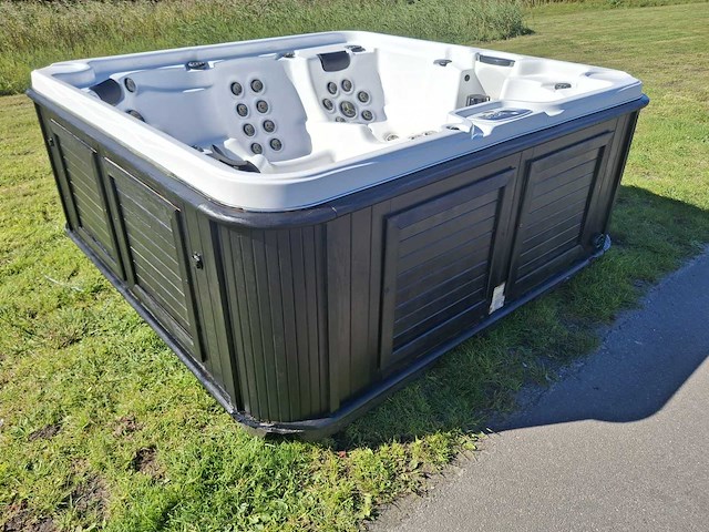 Artic spa 5 persoons amerikaans jacuzzi en buitenspa - afbeelding 23 van  31