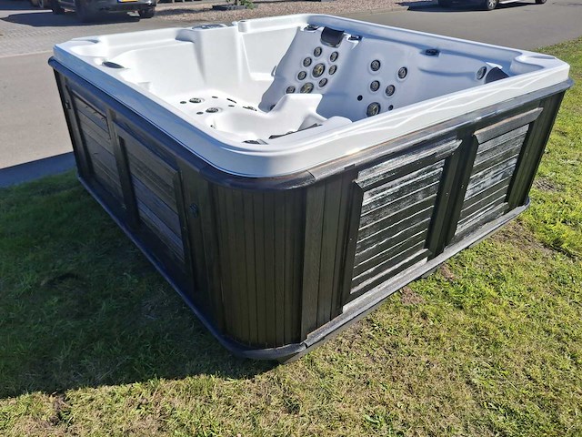 Artic spa 5 persoons amerikaans jacuzzi en buitenspa - afbeelding 26 van  31
