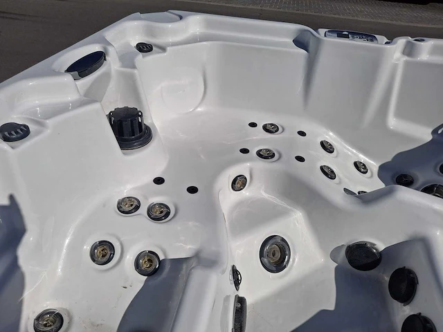 Artic spa 5 persoons amerikaans jacuzzi en buitenspa - afbeelding 18 van  31