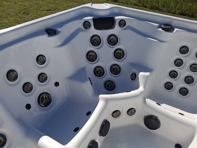 Artic spa 5 persoons amerikaans jacuzzi en buitenspa - afbeelding 21 van  31