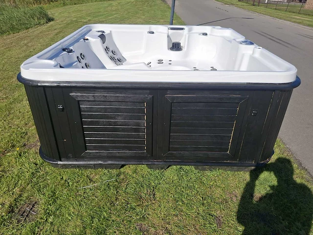 Artic spa 5 persoons amerikaans jacuzzi en buitenspa - afbeelding 28 van  31
