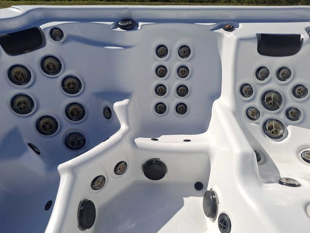Artic spa 5 persoons amerikaans jacuzzi en buitenspa - afbeelding 14 van  31