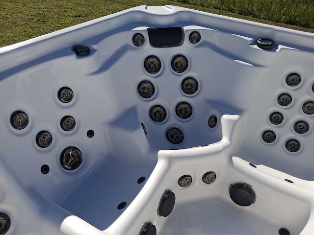 Artic spa 5 persoons amerikaans jacuzzi en buitenspa - afbeelding 28 van  31