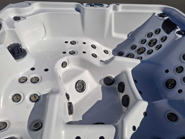 Artic spa 5 persoons amerikaans jacuzzi en buitenspa - afbeelding 8 van  31