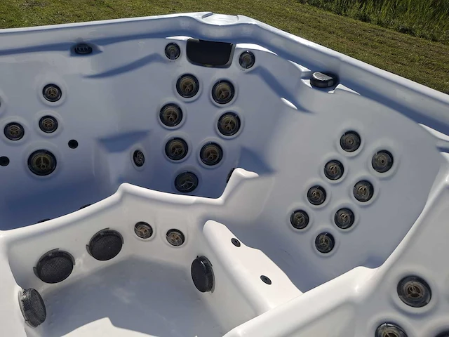 Artic spa 5 persoons amerikaans jacuzzi en buitenspa - afbeelding 15 van  31