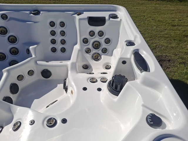 Artic spa 5 persoons amerikaans jacuzzi en buitenspa - afbeelding 24 van  31