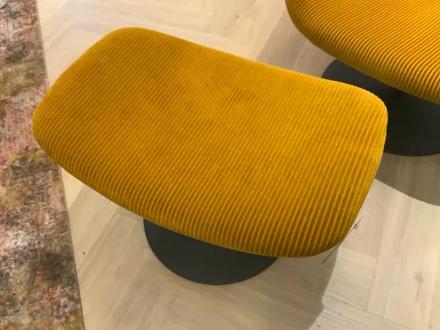 Artifort tulip poef - afbeelding 2 van  4
